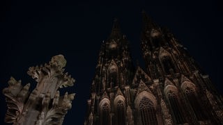Das Bild zeigt den unbeleuchteten Kölner Dom bei Nacht