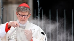Erzbischof Rainer Maria Kardinal Woelki beim Pontifikalamt zu Fronleichnam 2024 auf dem Roncalliplatz in Köln am 30.05.2024