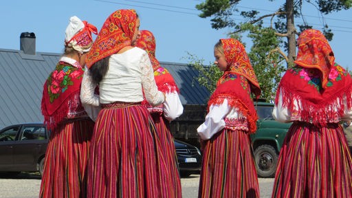 Das Beitragsbild des WDR5 "Utoopia. Die Frauen vom Meer" zeigt Gäste einer traditionellem Hochzeitsfeier auf Kihnu. 
