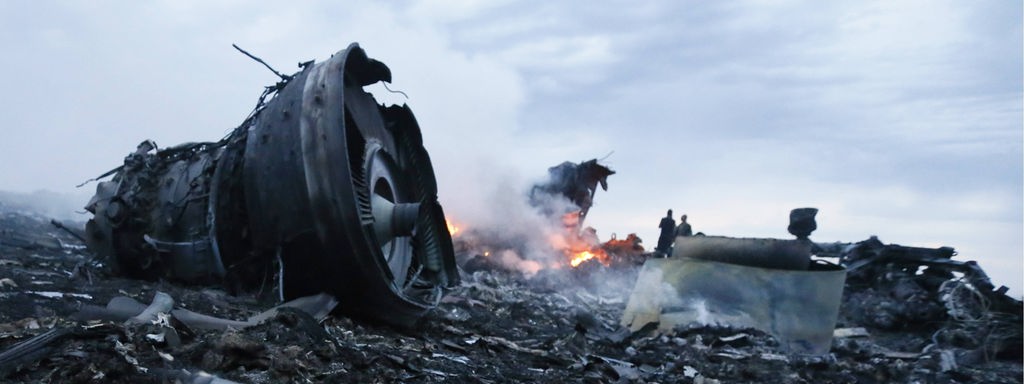 brennendes Flugzeugwrack der MH17 am 17.07.2014