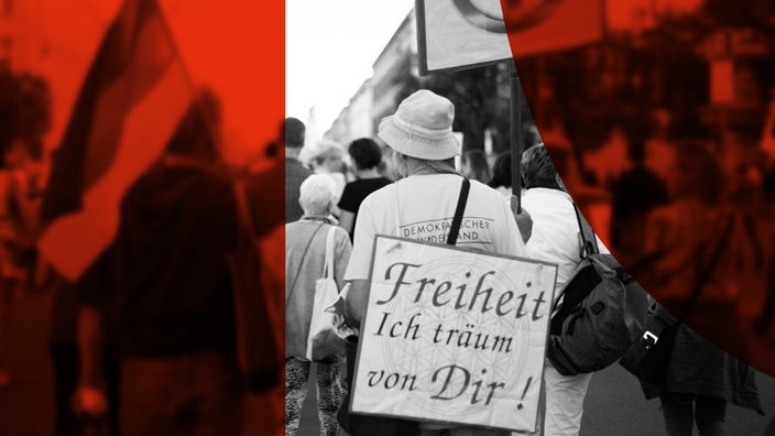 Das Beitragsbild des ARD Radiofeature  "Alle unter einem Aluhut?" zeigt eine Demonstration von Corona Leugner*innen in München 2022