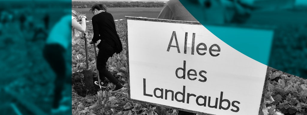 Beitragsbild des ARD radiofeature - Landraub in Deutschland zeigt einen Landwirt mit Protestschild mit der Aufschrift "Allee des Landraubs".