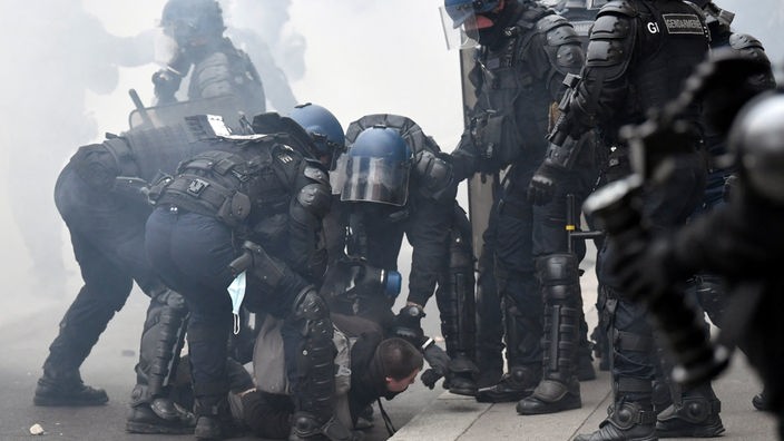Während einer Demonstration der «Gelbwesten» in Paris 2021 wird ein Demonstrant von der Polizei festgenommen. 
