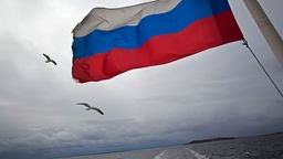 Das Beitragsbild zum Dok5 Feature "Weißes Meer – Schwarzes Meer Wo Putin Geschichte fälscht" zeigt eine russische Flagge eines Schiffes auf dem weissen Meer.