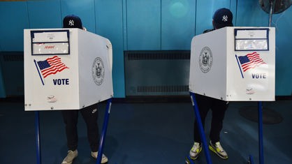 Das Beitragsbild des Dok5 "Die Dirty Tricks der Demokratie" zeigt zwei Wähler hinter Wahlkabinen mit der Aufrischt Vote in New York City, 2020.