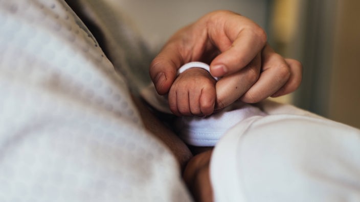 Das Beitragsbild des Dok5 "Weinen hilft dir jetzt auch nicht - Gewalt in der Geburtshilfe" zeigt die Hand eines neugeborenen Babys. 