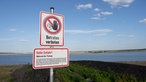 In der Lausitz, dem zweiten großen Tagebaugebiet Deutschlands, hat man schon mit der Flutung der Baunkohlelöcher begonnen. Hier sind bereits mehrfach Uferbereiche in die Tagebauseen abgerutscht. 