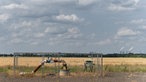 Die Pumpstationen laufen Tag und Nacht, 7 Tage die Woche. Stehen sie still, beginnt das Grundwasser sofort zurück in die Gruben zu strömen.