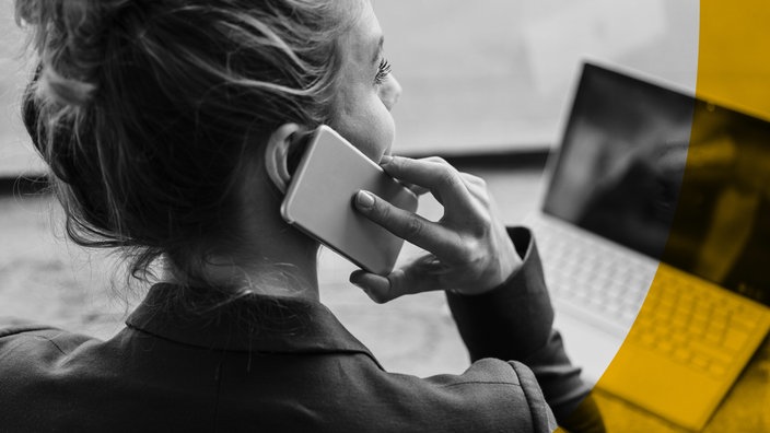 ARD Radiofeature Beitragsbild "Abgehört - Doku über das Geschäft mit Sprach-KI" zeigt eine Frau mit Smartphone an einem Laptop sitzend. 