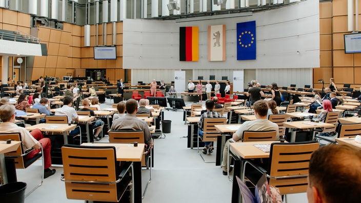 Das Beitragsbild des WDR5 "Versuchslabor Demokratie" zeigt den tagenden Berliner Klimabürgerrat. 
