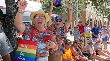 Das Beitragsbild des Dok5 Feature „Don´t Say Gay“ zeigt Teilnehmer der Palm Beach Pride parade in 2023.