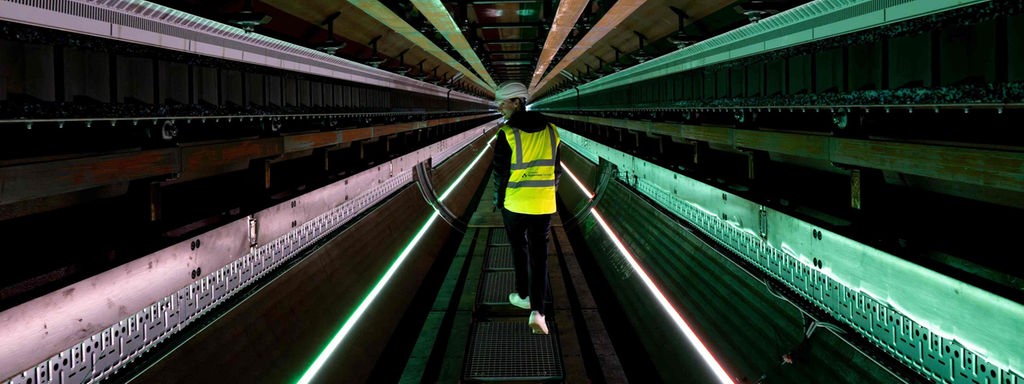 Das Beitragsbild des Dok5 "Hyperloop: Mobilität der Zukunft oder Rohrkrepierer?" zeigt den Tunnel einer Hyperloop Teststrecke in den Niederlanden im März 2024.
