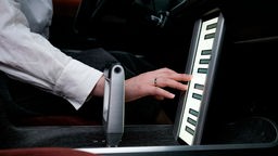 Das DOK5 Feature Beitragsbild "Motorengesang – Elektromobilität und Musik" zeigt das modernisierte Interieur des Elelektoautos Grandeur sedan von Hyundai.