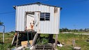 Das Beitragsbild des Dok5 "Die Vertriebenen von Louisiana" zeigt ein verlassenes und zerstsörtes Holzhaus auf der Isle de Jean Charles. 