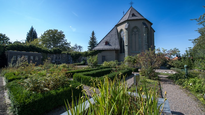 Das Beitragsbild des Dok 5 "Ora et labora - Wirtschaftsunternehmen Kloster" zeigt den Garten des Kloster Oerlinghausen in Arnsberg