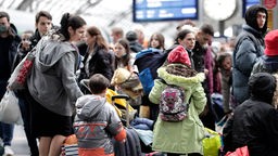 Das Beitragsbild des Dok5 "Kriegsflüchtlinge bei mir zuhause" zeigt Kriegsfluechtlinge aus er Ukraine die am Berliner Hauptbahnhof ankommen.