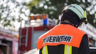 Das Beitragsbild des Dok5 "Notfall Feuerwehr" zeigt einen Feuerwehrmann von hinten mit gesenktem kopf. 