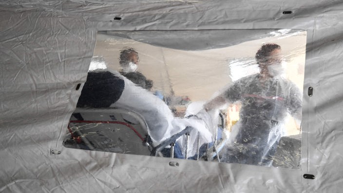 Notfallmedizinische Versorgung während der Corona Pandemie in einem Triage Zelt der Pierre Zobda-Quitman Universitätsklinik auf Martinique