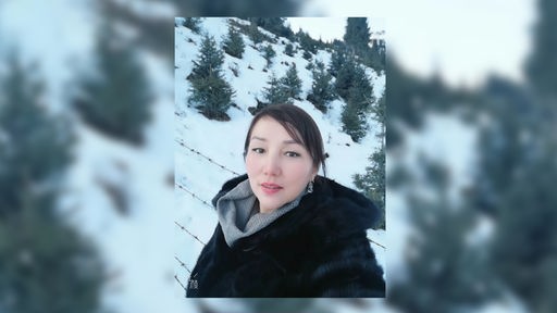 Das Beitragsbild des Dok5 "Countdown eines Verschwindens - Wo ist Zhanargül Zhumatay?" zeigt ein Selfie der Aktivistin Zhanargül Zhumatay.