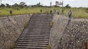 Das Beitragsbild des Dok5 Tödlicher Reichtum zeigt den mit Beton verschlossenen Zugang in die Shinkolobwe Mine im Kongo.