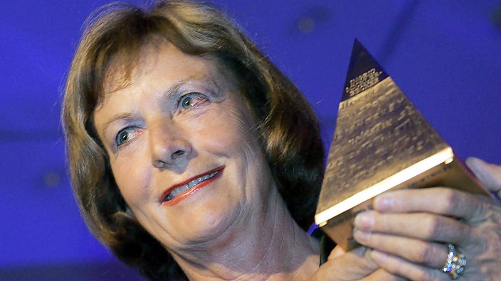 Ingrid Mickler-Becker erhält 2005 ie goldene Sportpyramide