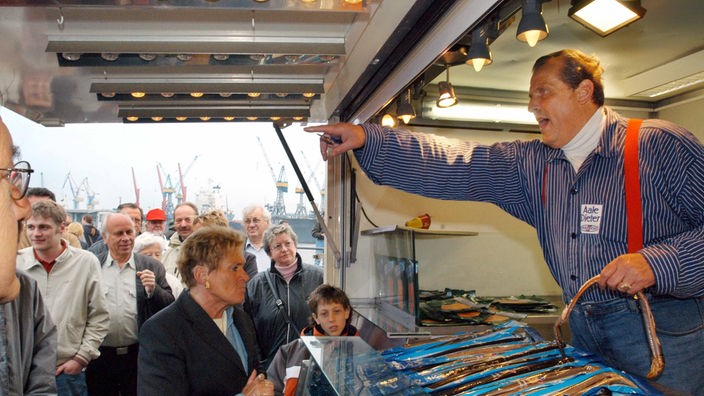 Der Fischverkäufer "Aale Dieter" auf dem Fischmark in Hamburg