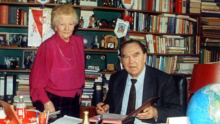 Max Schmeling mit Sekretärin Gertrud Peters am Schreibtisch