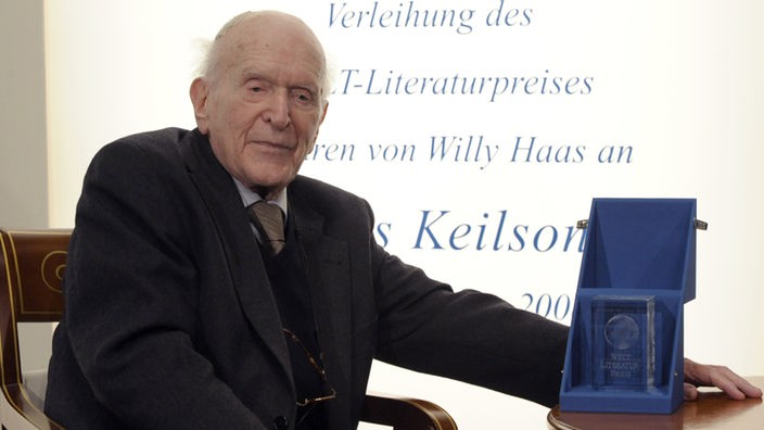 Schriftsteller Hans Keilson sitzend auf einem Stuhl 