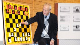Helmut Pfleger am Präsentationsbrett, 2012