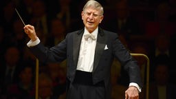 Dirigent Herbert Blomstedt dirigiert ein Konzert in der Semperoper Dresden