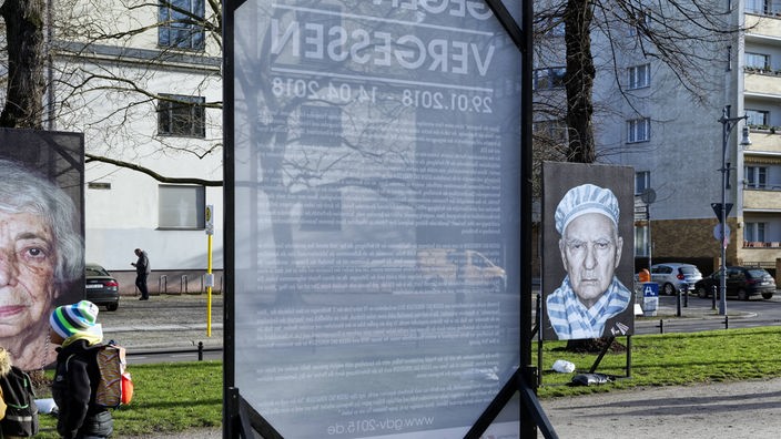  Fotos gegen das Vergessen des Holocaust und der Opfer des Hitler-Faschismus auf der Schlossstraßenpromenade gegenüber dem Schloss Charlottenburg (Feb. 2018).