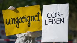 Symbolbild: Ein Demonstrant hält ein Plakat mit der Aufschrift "Gorleben ungeeignet" in den Händen.