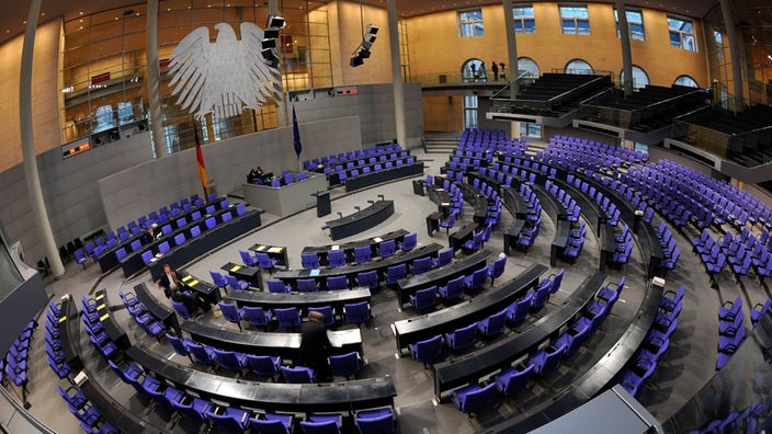 Von der Balustrade in den Saal des Bundestages fotografiert, gegenüber das Rednerpult. Fast alle Stühle sind besetzt
