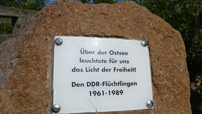Symbolbild: An der Seebrücke in Boltenhagen erinnert ein Denkmal-Stein mit der Aufschrift " Über der Ostsee leuchtete für uns das Licht der Freiheit ! Den DDR Flüchtlingen 1961-1989" an Flüchtlinge an der Grenze.