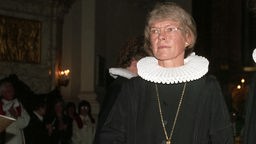 Die weltweit erste evangelisch-lutherische Bischöfin Maria Jepsen steht bei ihrer Amtseinführung am 30.08.1992 in der St. Michaelis-Kirche in Hamburg.