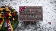 Symbolbild: Gedenkstein mit Aufschrift "Den Opfern des Stalinismus" an der Gedenkstaette der Sozialisten in Berlin - Friedrichsfelde.