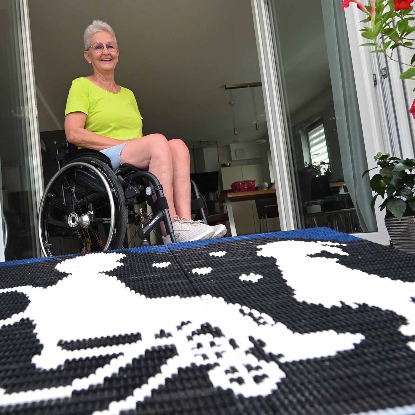 Rita Ebel und ihre Lego-Rollstuhlrampen