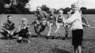 Uta Gerhardt: Wie die Amerikaner die Gesellschaft zu verändern versuchten: Amerikanische Soldaten bringen deutschen Kindern nach Kriegsende das Baseballspielen bei. 