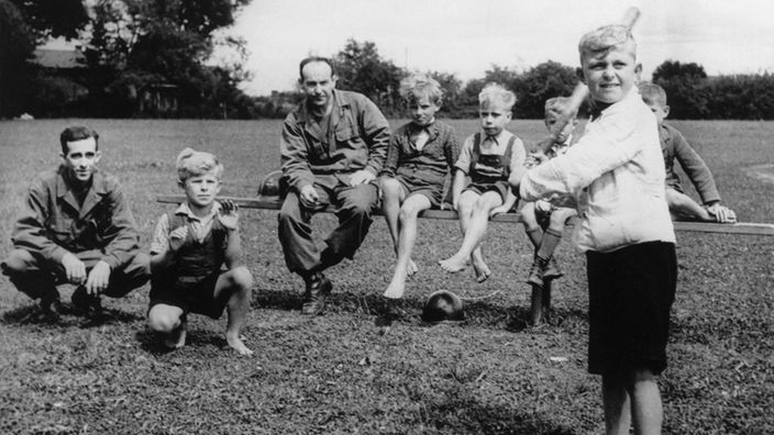 Uta Gerhardt: Wie die Amerikaner die Gesellschaft zu verändern versuchten: Amerikanische Soldaten bringen deutschen Kindern nach Kriegsende das Baseballspielen bei. 