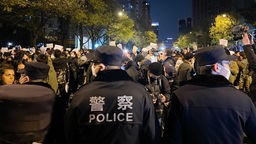 Sicherheitsmaßnahmen während eines Protests gegen COVID-19-Beschränkungen in Beijing, China, 27.11.2022. 