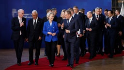 Staats- und Regierungschefs vor einem Gruppenfoto auf EU-Gipfel in Brüssel, 19.12.2024.