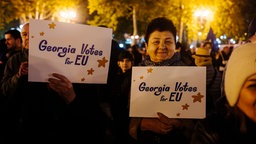 Menschen nahmen mit europäischen und georgischen Flaggen an einer proeuropäischen Kundgebung teil, Tbilisi, Georgien, 20.10.2024. 