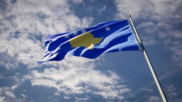 Nationalflagge des Kosovo flattert am Himmel. 