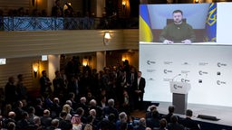Wolodymyr Selenskyj nimmt per Videoschalte an der Münchner Sicherheitskonferenz teil, 17.02.2023.