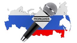 Mikrofon mit Propagandaschild vor der russischen Karte auf weißem Hintergrund.