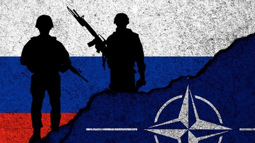 Bewaffnete Männer-Militärsoldaten-Silhouette vor Russland- und NATO-Flaggen.