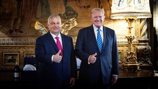 Viktor Orbán posiert mit Donald Trump auf Trumps Anwesen in Florida, 11.07.2024. 