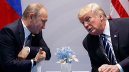 Wladimir Putin (l), Präsident von Russland, und Donald Trump, Ex-Präsident der USA, beim G20-Gipfel, 13.01.2019.