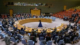 Vertreter stimmen während einer Sitzung des UN-Sicherheitsrates im UN-Hauptquartier in New York über einen Resolutionsentwurf ab.