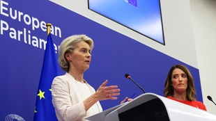 Ursula von der Leyen gibt im Europäischen Parlament ein Pressestatement, neben ihr steht Roberta Metsola, 18.07.2024.